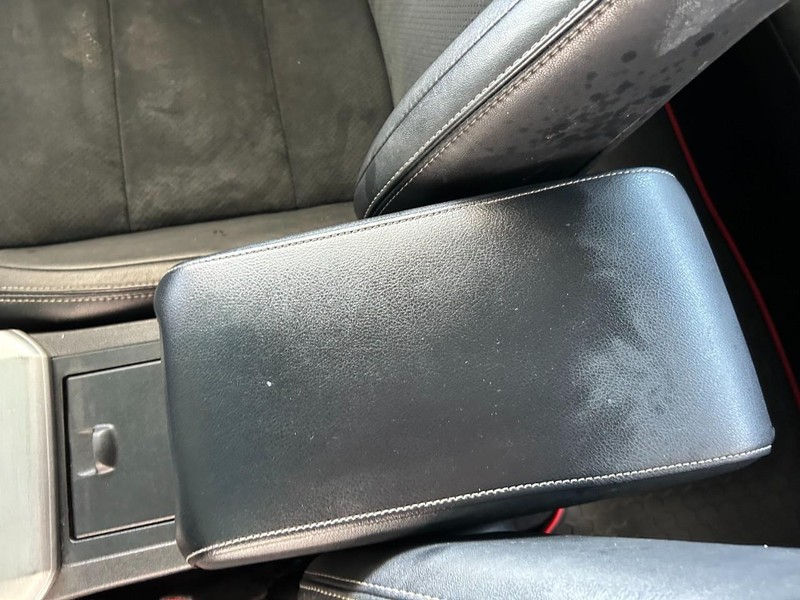 Toyota Camry Vehicle Full-screen Gallery Image 16