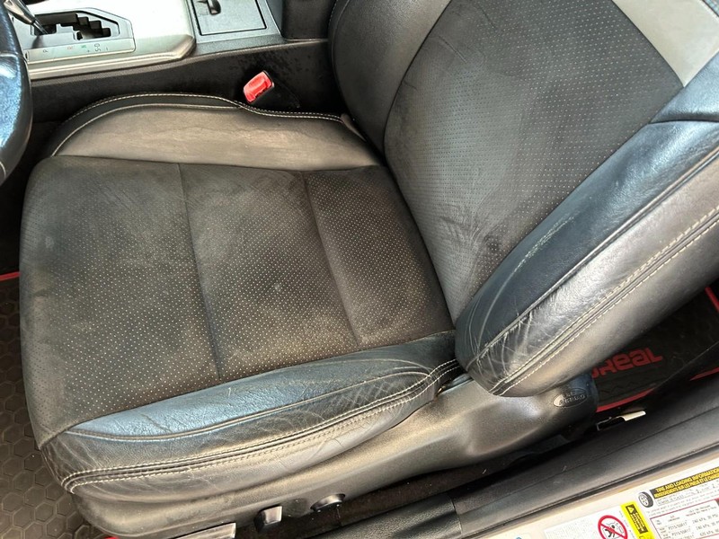 Toyota Camry Vehicle Full-screen Gallery Image 17