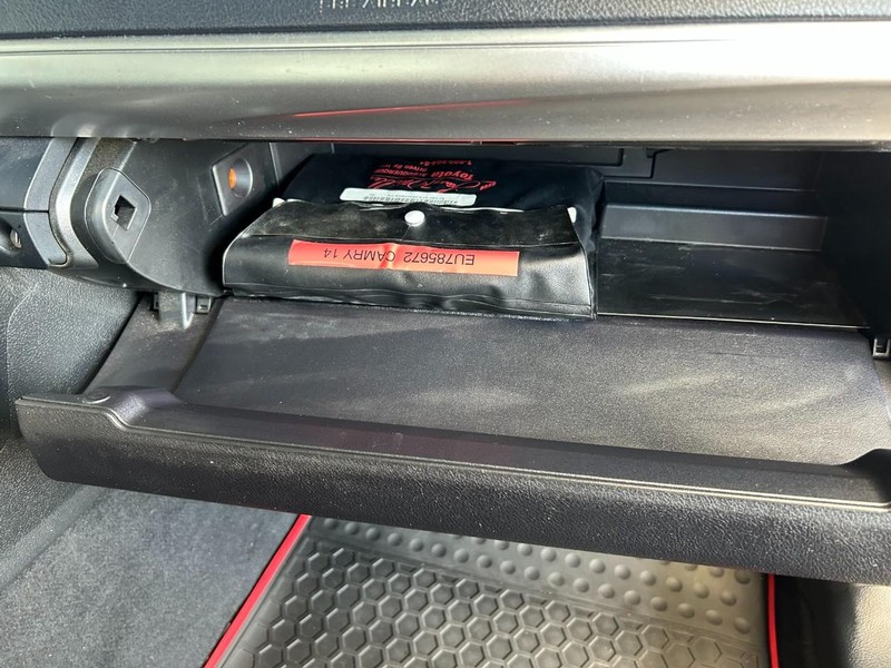 Toyota Camry Vehicle Full-screen Gallery Image 18