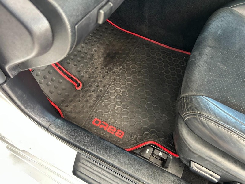 Toyota Camry Vehicle Full-screen Gallery Image 19