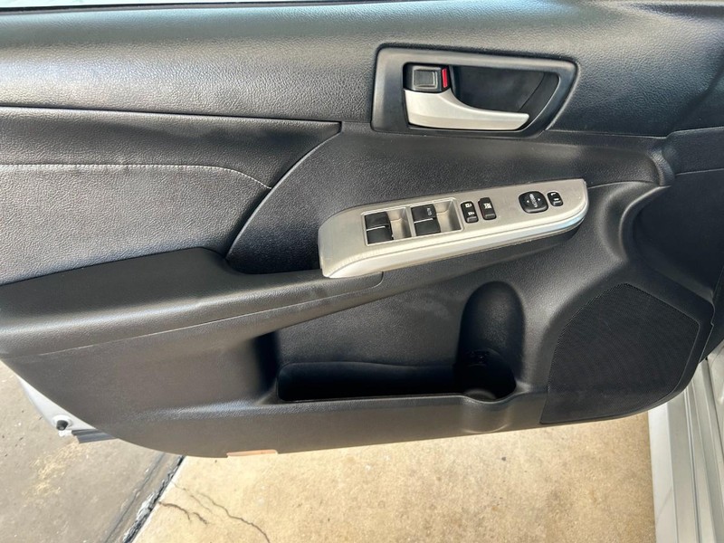 Toyota Camry Vehicle Full-screen Gallery Image 20