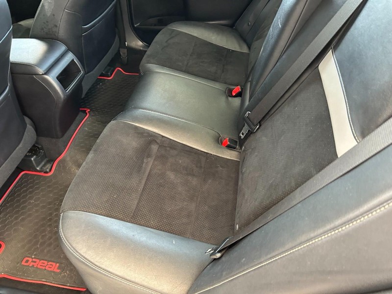 Toyota Camry Vehicle Full-screen Gallery Image 21