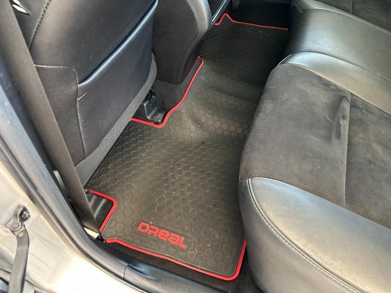 Toyota Camry Vehicle Full-screen Gallery Image 22