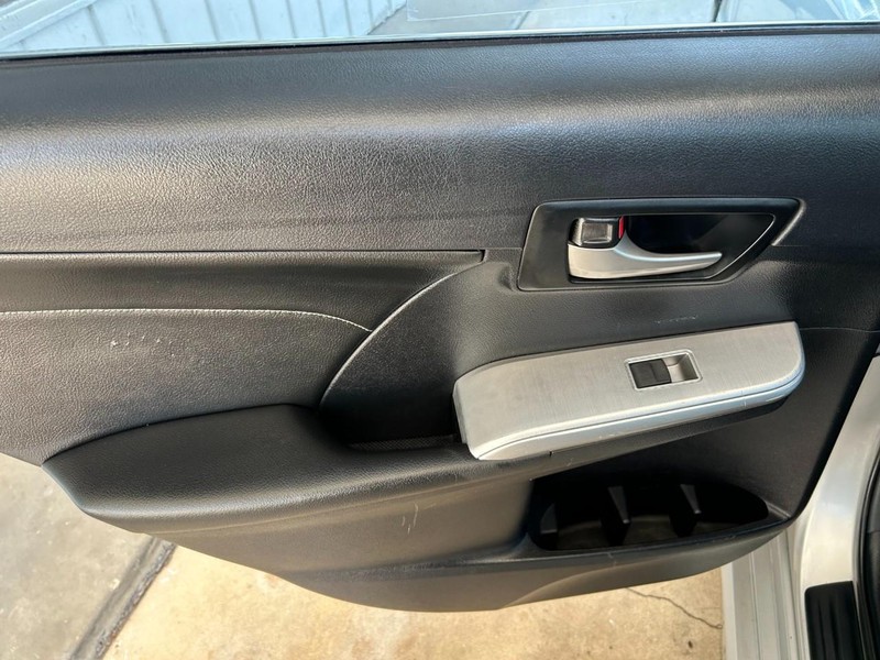 Toyota Camry Vehicle Full-screen Gallery Image 23