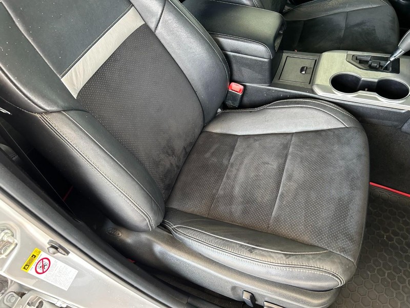 Toyota Camry Vehicle Full-screen Gallery Image 25