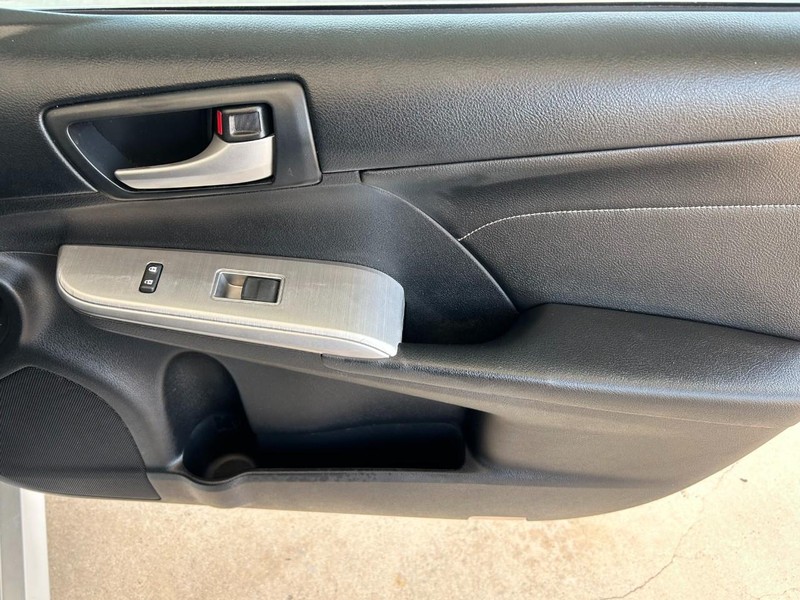 Toyota Camry Vehicle Full-screen Gallery Image 26