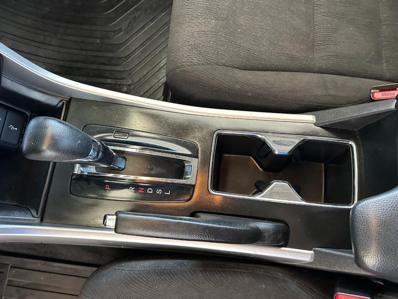 Honda Accord Sedan Vehicle Full-screen Gallery Image 15