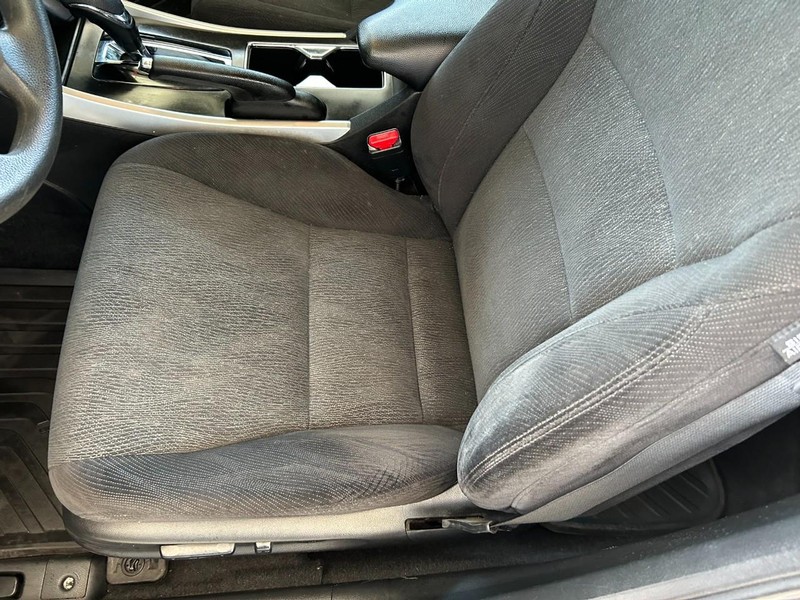 Honda Accord Sedan Vehicle Full-screen Gallery Image 17