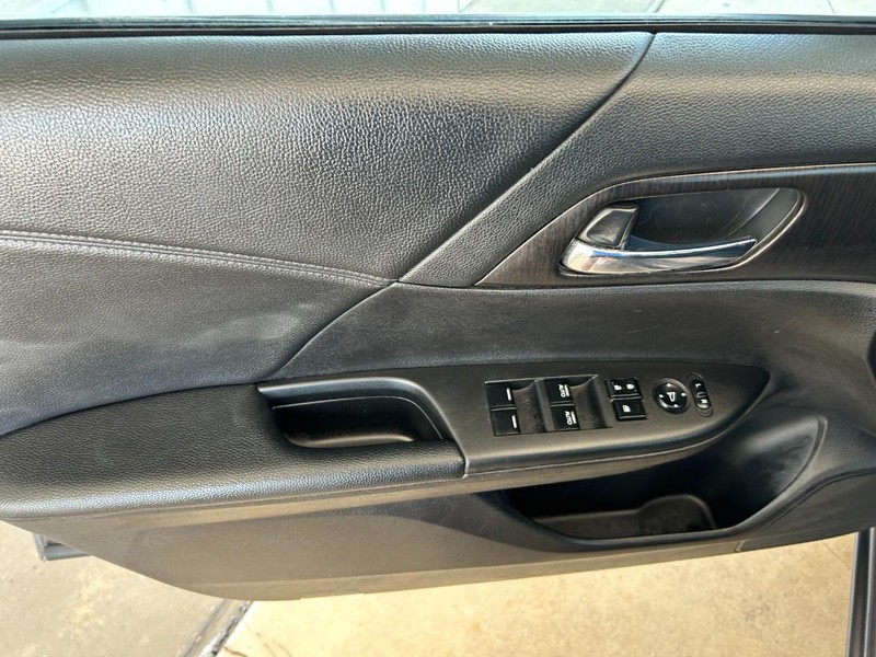 Honda Accord Sedan Vehicle Full-screen Gallery Image 20