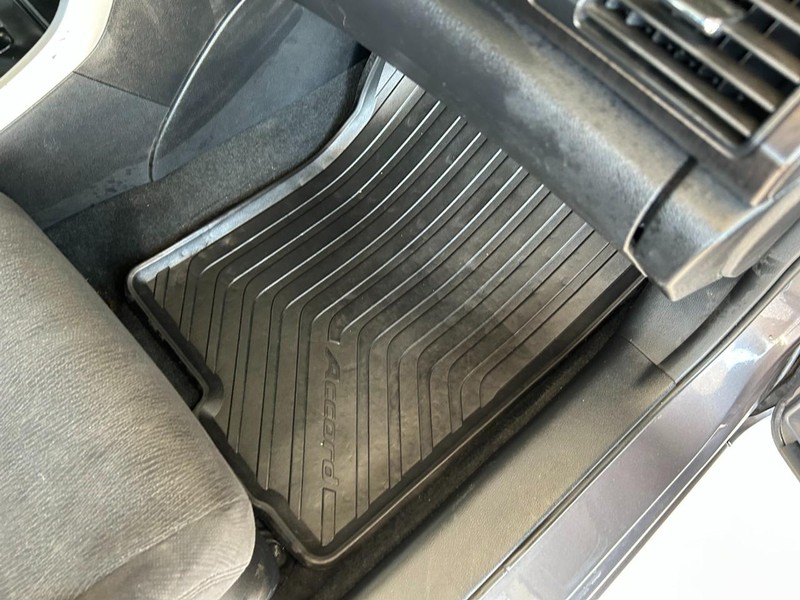 Honda Accord Sedan Vehicle Full-screen Gallery Image 24