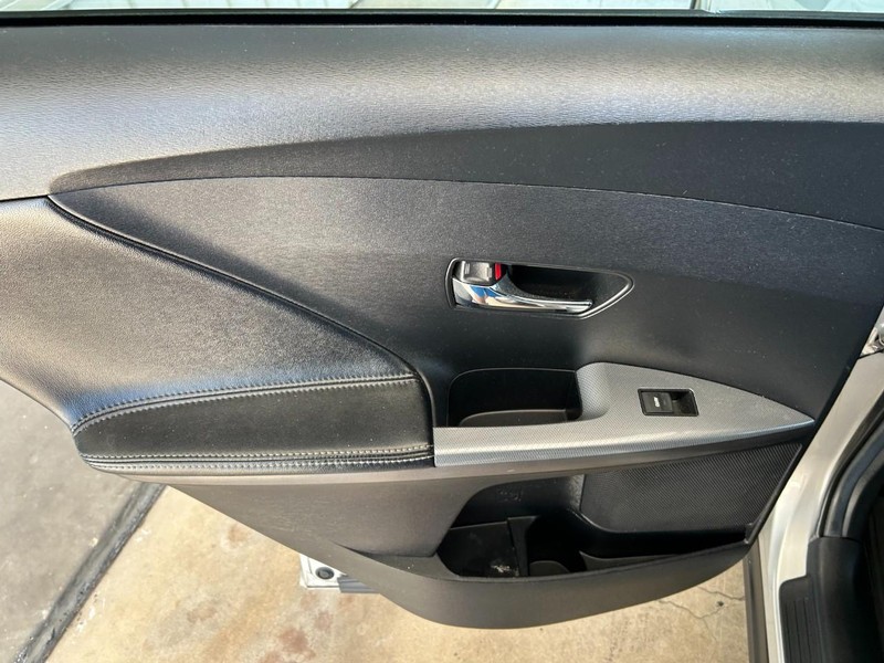 Toyota Venza Vehicle Full-screen Gallery Image 21