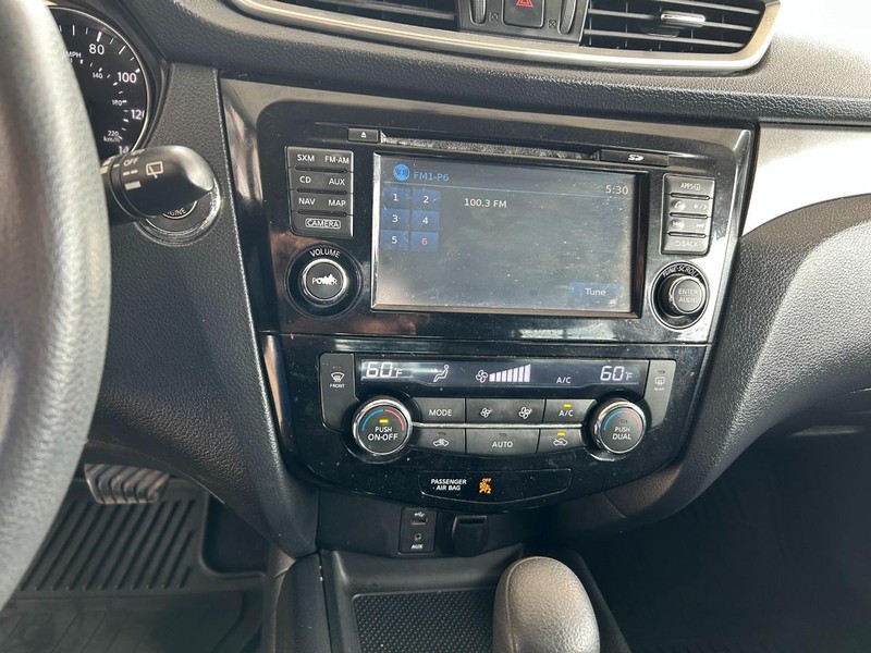 Nissan Rogue Vehicle Full-screen Gallery Image 14