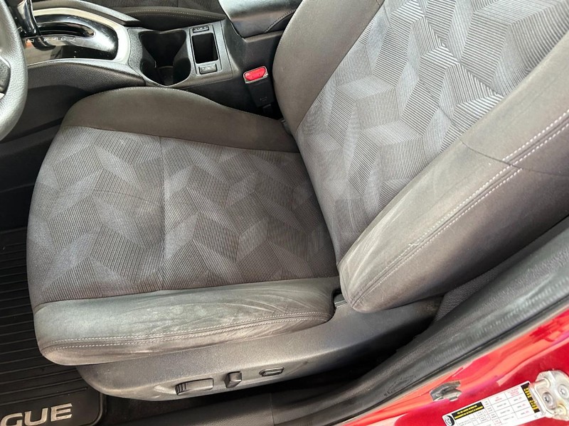 Nissan Rogue Vehicle Full-screen Gallery Image 17