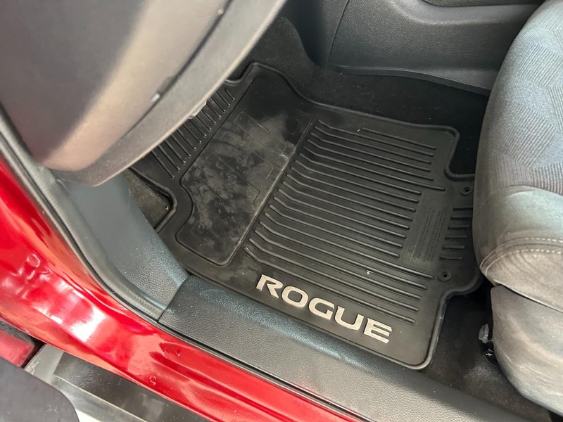 Nissan Rogue Vehicle Full-screen Gallery Image 18