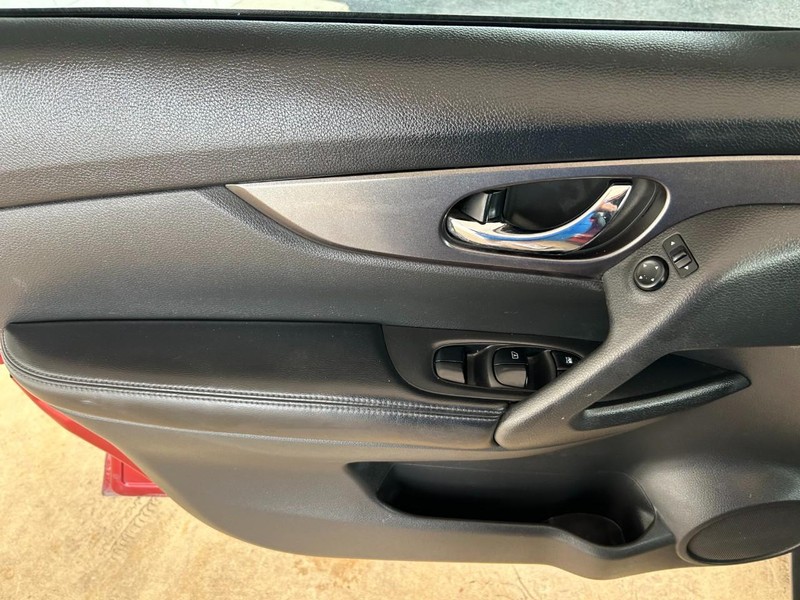 Nissan Rogue Vehicle Full-screen Gallery Image 19