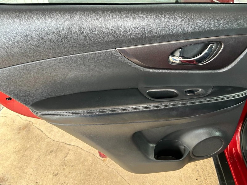 Nissan Rogue Vehicle Full-screen Gallery Image 22