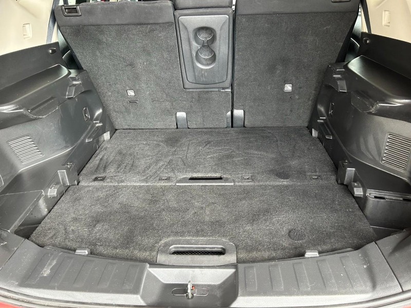 Nissan Rogue Vehicle Full-screen Gallery Image 23