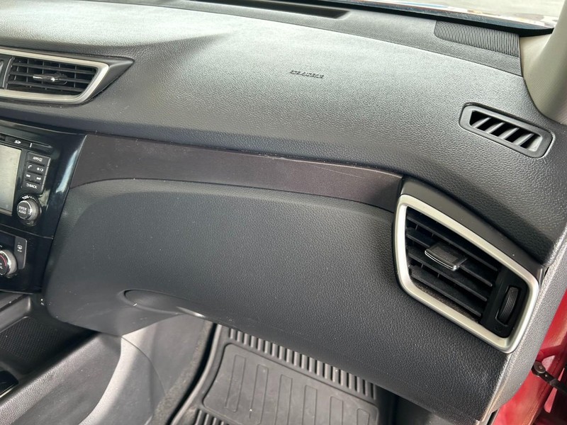 Nissan Rogue Vehicle Full-screen Gallery Image 24