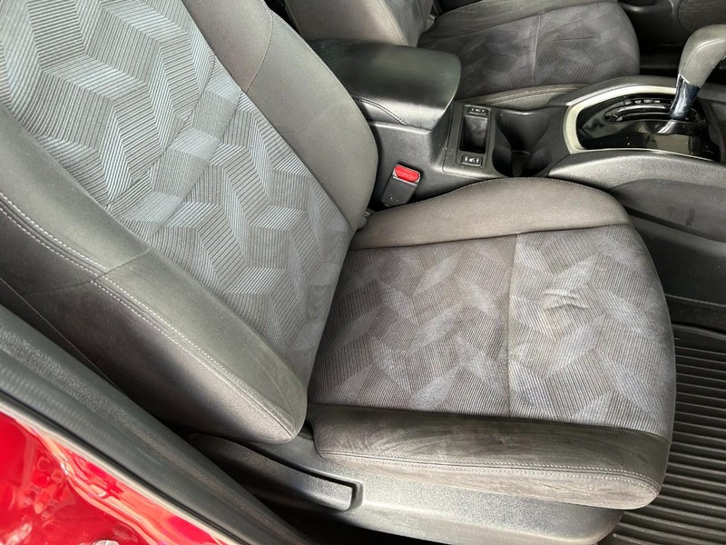 Nissan Rogue Vehicle Full-screen Gallery Image 25