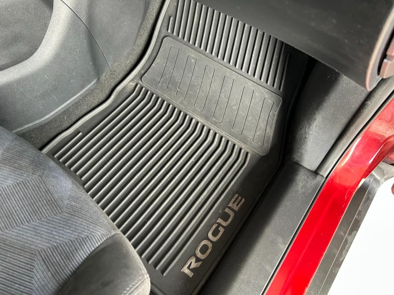 Nissan Rogue Vehicle Full-screen Gallery Image 26