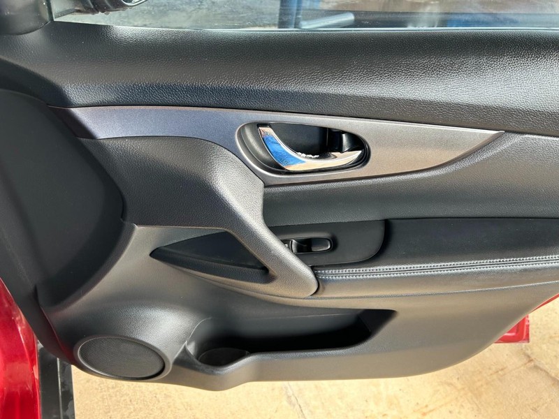 Nissan Rogue Vehicle Full-screen Gallery Image 27