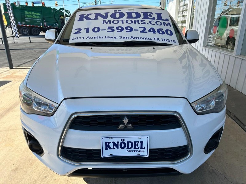 Mitsubishi Outlander Sport Vehicle Full-screen Gallery Image 02