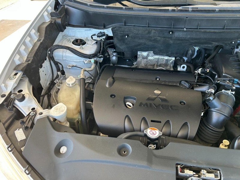 Mitsubishi Outlander Sport Vehicle Full-screen Gallery Image 09