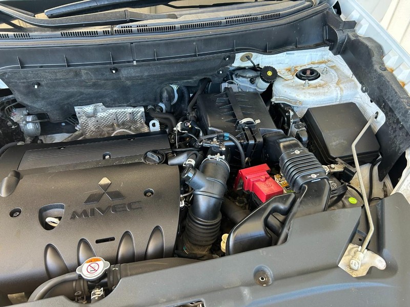 Mitsubishi Outlander Sport Vehicle Full-screen Gallery Image 10