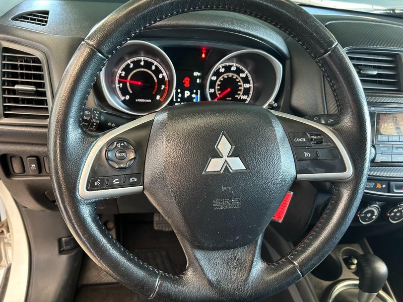 Mitsubishi Outlander Sport Vehicle Full-screen Gallery Image 12