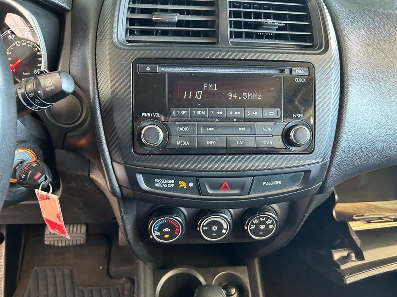 Mitsubishi Outlander Sport Vehicle Full-screen Gallery Image 13