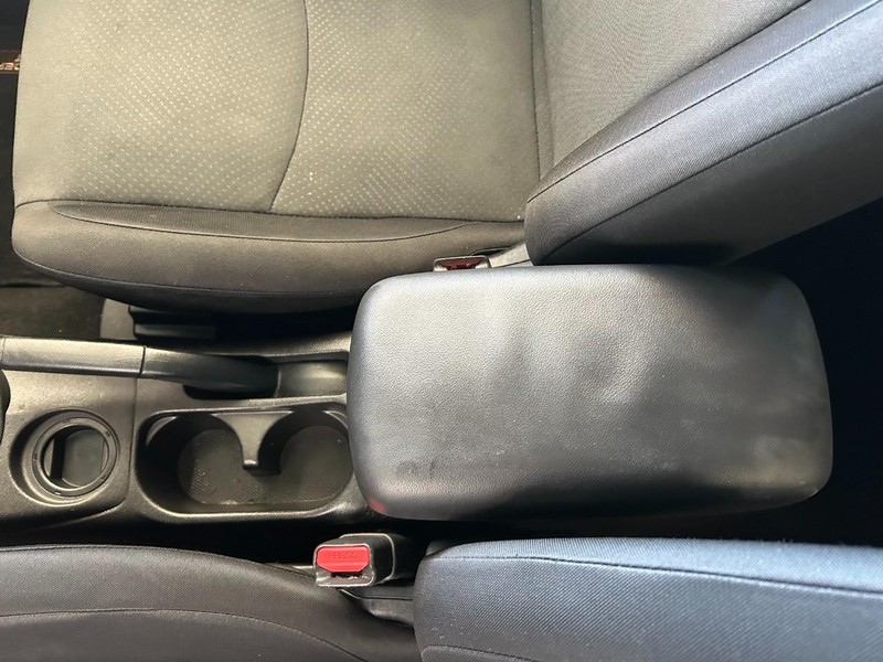 Mitsubishi Outlander Sport Vehicle Full-screen Gallery Image 15