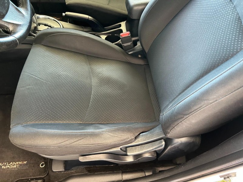 Mitsubishi Outlander Sport Vehicle Full-screen Gallery Image 16