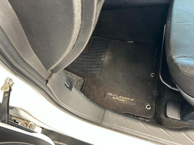 Mitsubishi Outlander Sport Vehicle Full-screen Gallery Image 17