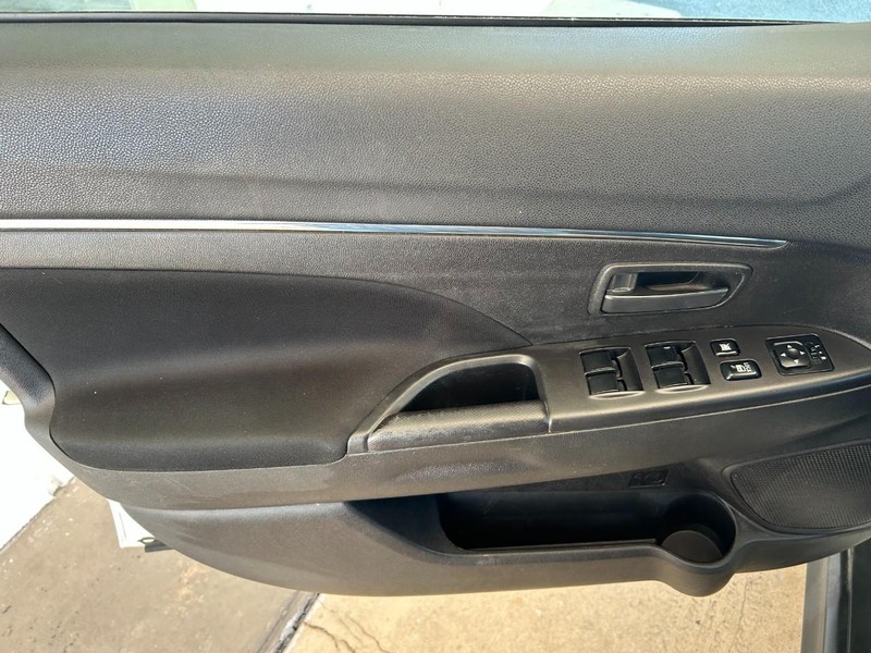 Mitsubishi Outlander Sport Vehicle Full-screen Gallery Image 19