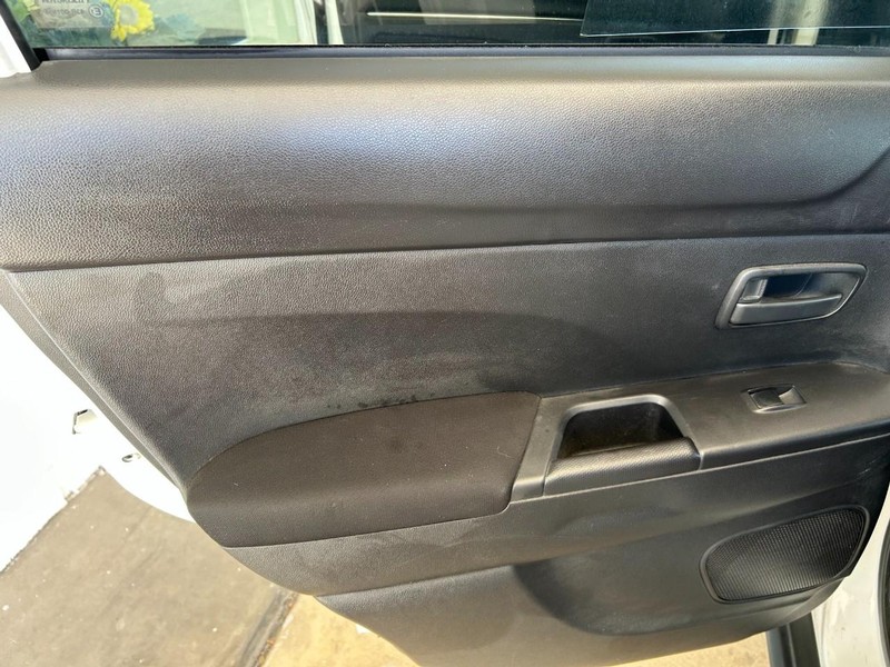 Mitsubishi Outlander Sport Vehicle Full-screen Gallery Image 23