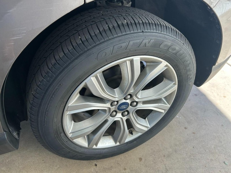 Ford Edge Vehicle Full-screen Gallery Image 07