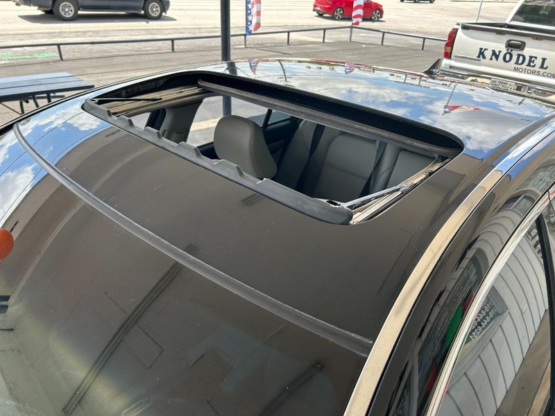 Acura TL Vehicle Full-screen Gallery Image 05