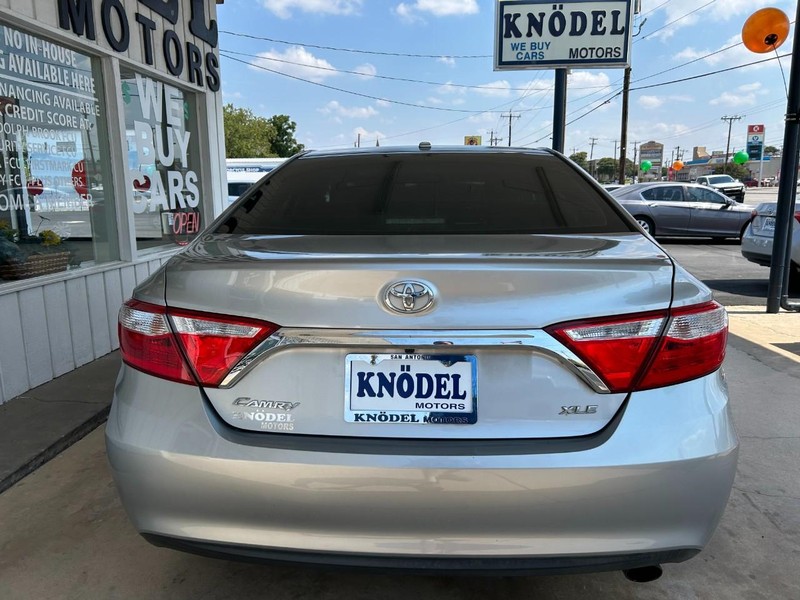 Toyota Camry Vehicle Full-screen Gallery Image 03