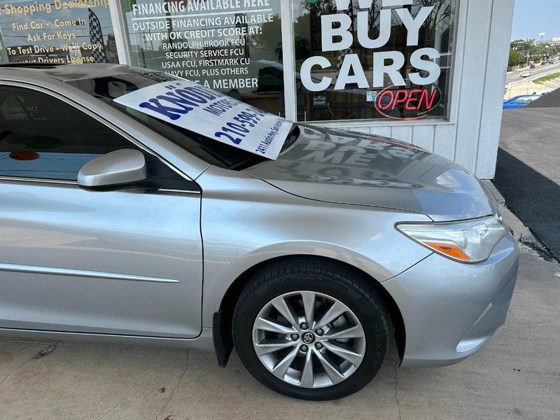 Toyota Camry Vehicle Full-screen Gallery Image 04