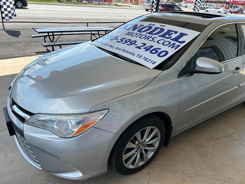 Toyota Camry Vehicle Full-screen Gallery Image 05