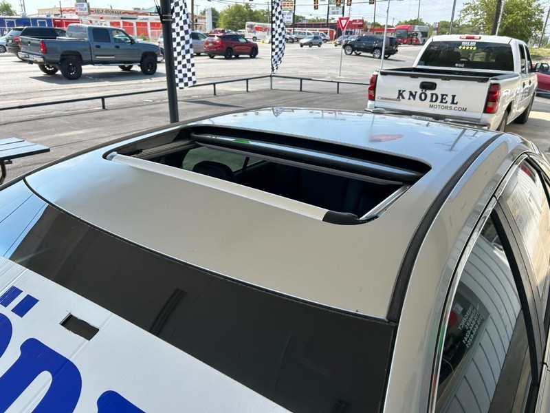 Toyota Camry Vehicle Full-screen Gallery Image 06