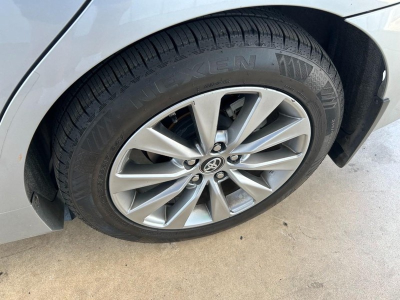 Toyota Camry Vehicle Full-screen Gallery Image 07