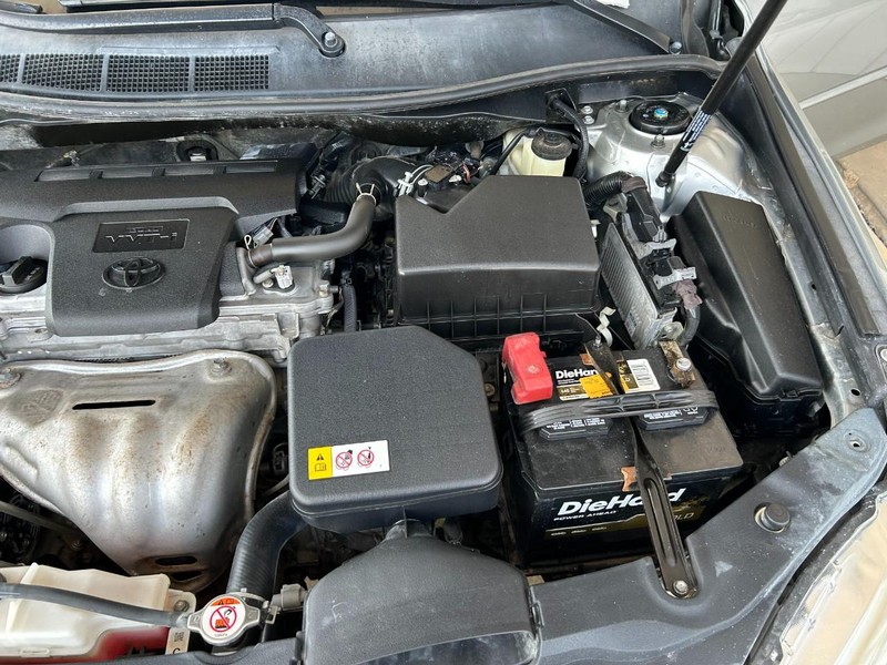 Toyota Camry Vehicle Full-screen Gallery Image 09