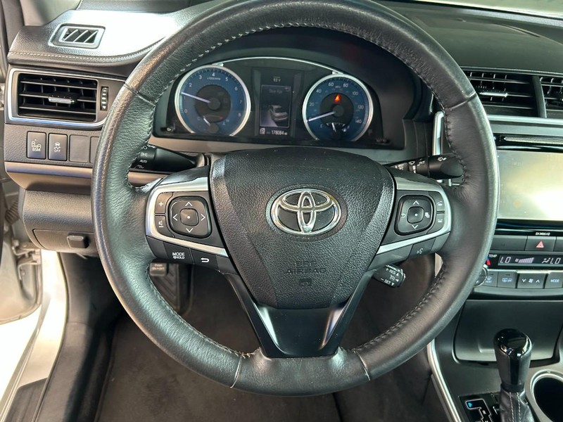 Toyota Camry Vehicle Full-screen Gallery Image 11