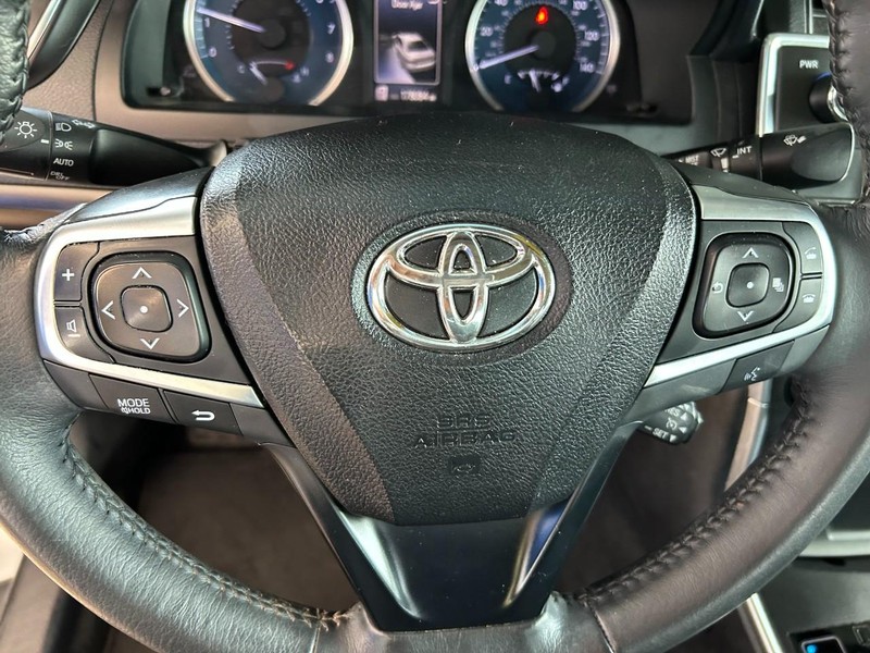 Toyota Camry Vehicle Full-screen Gallery Image 12