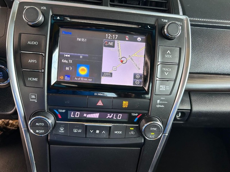 Toyota Camry Vehicle Full-screen Gallery Image 13