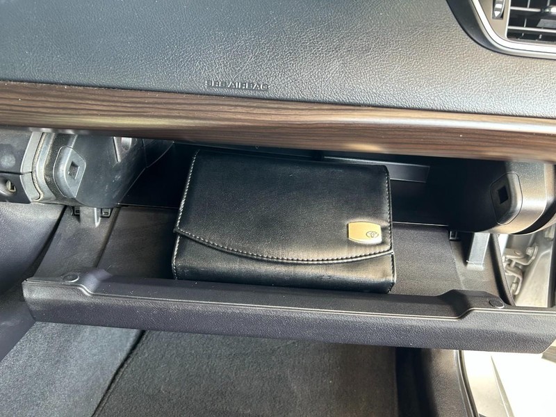 Toyota Camry Vehicle Full-screen Gallery Image 14