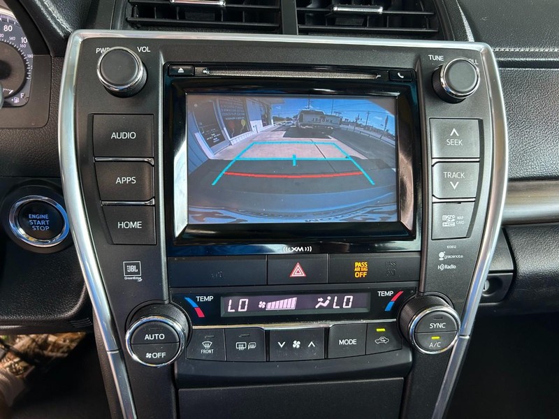 Toyota Camry Vehicle Full-screen Gallery Image 15