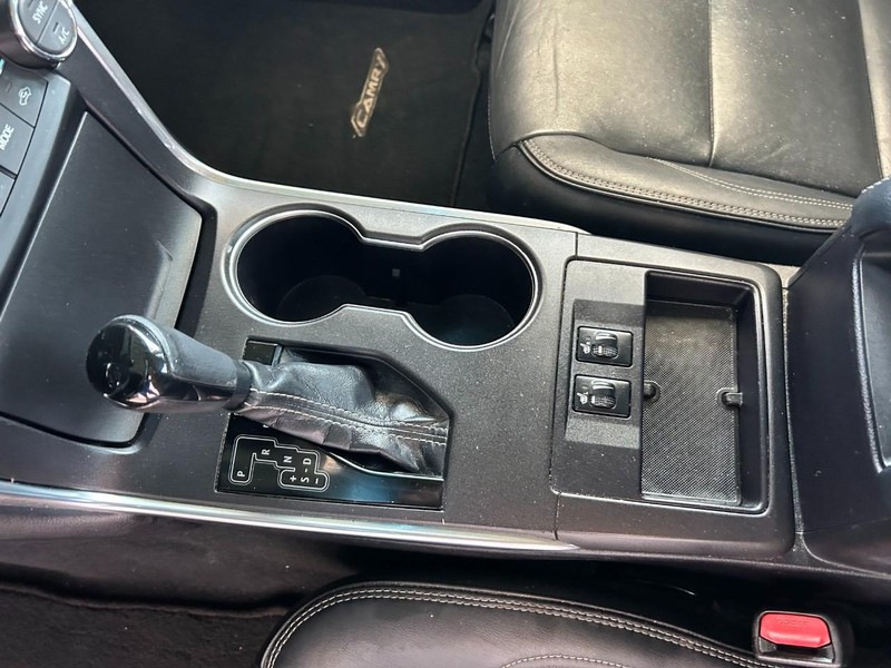 Toyota Camry Vehicle Full-screen Gallery Image 16