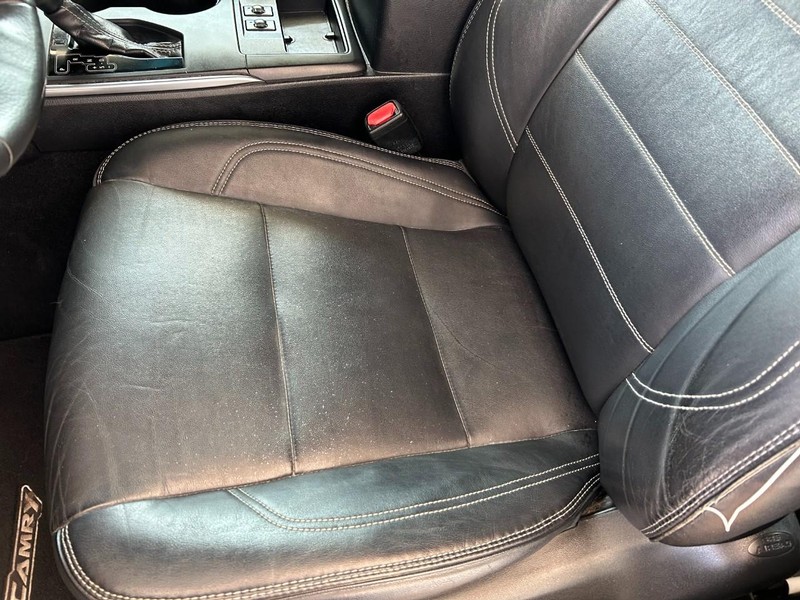 Toyota Camry Vehicle Full-screen Gallery Image 18